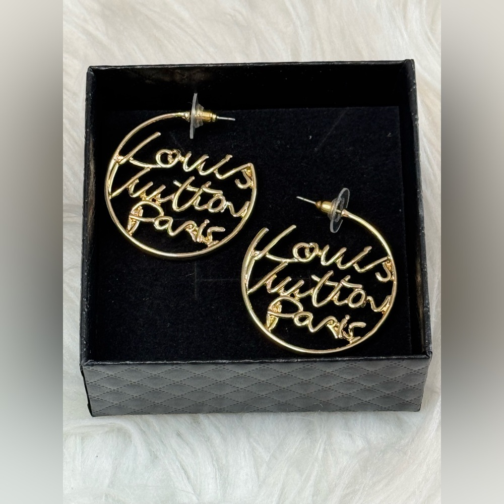 New Arrivals! Lux Fashion Gold Script Circle Drop Earrings.